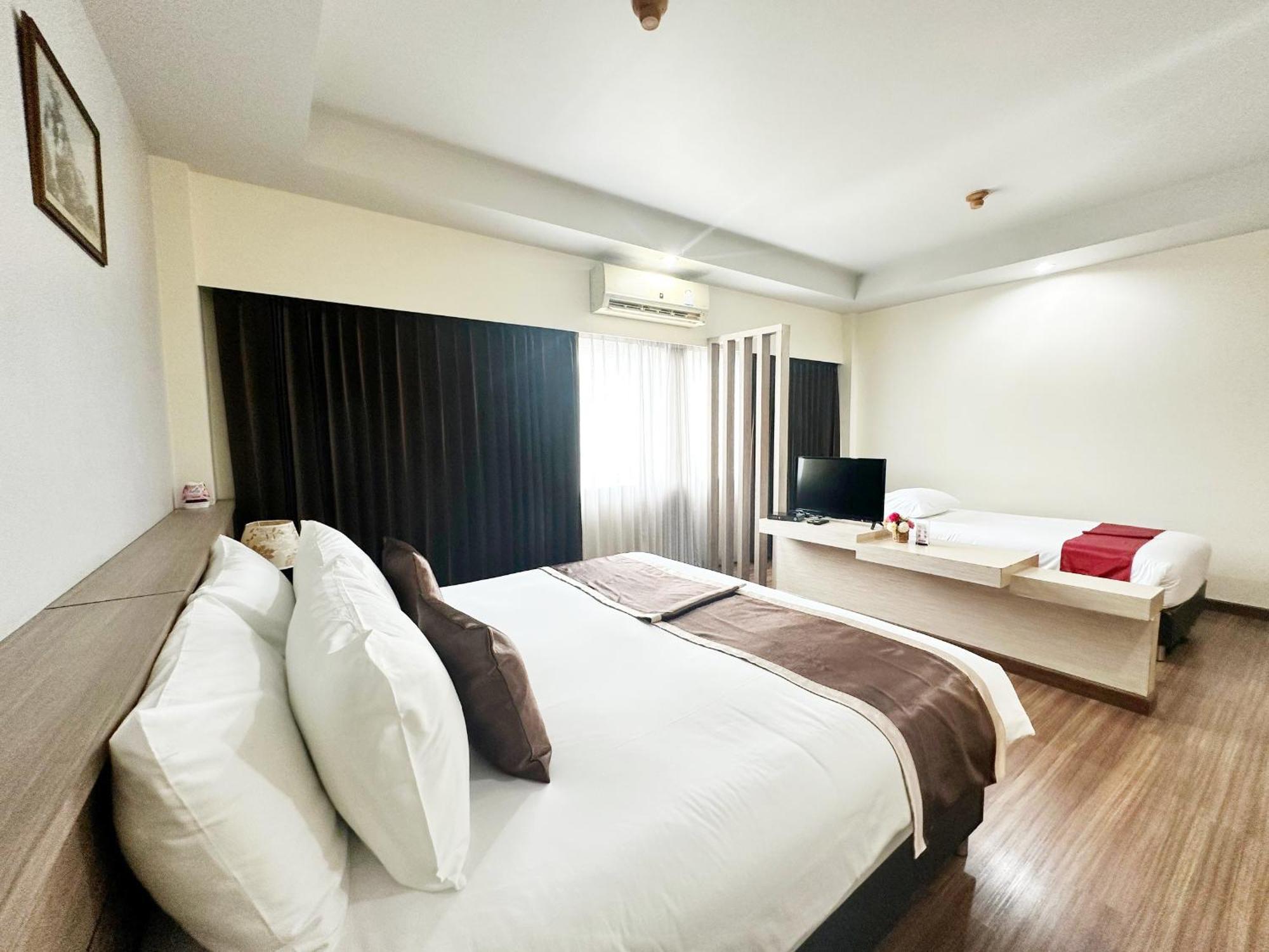 Akelada Hotel Nang Rong Buitenkant foto